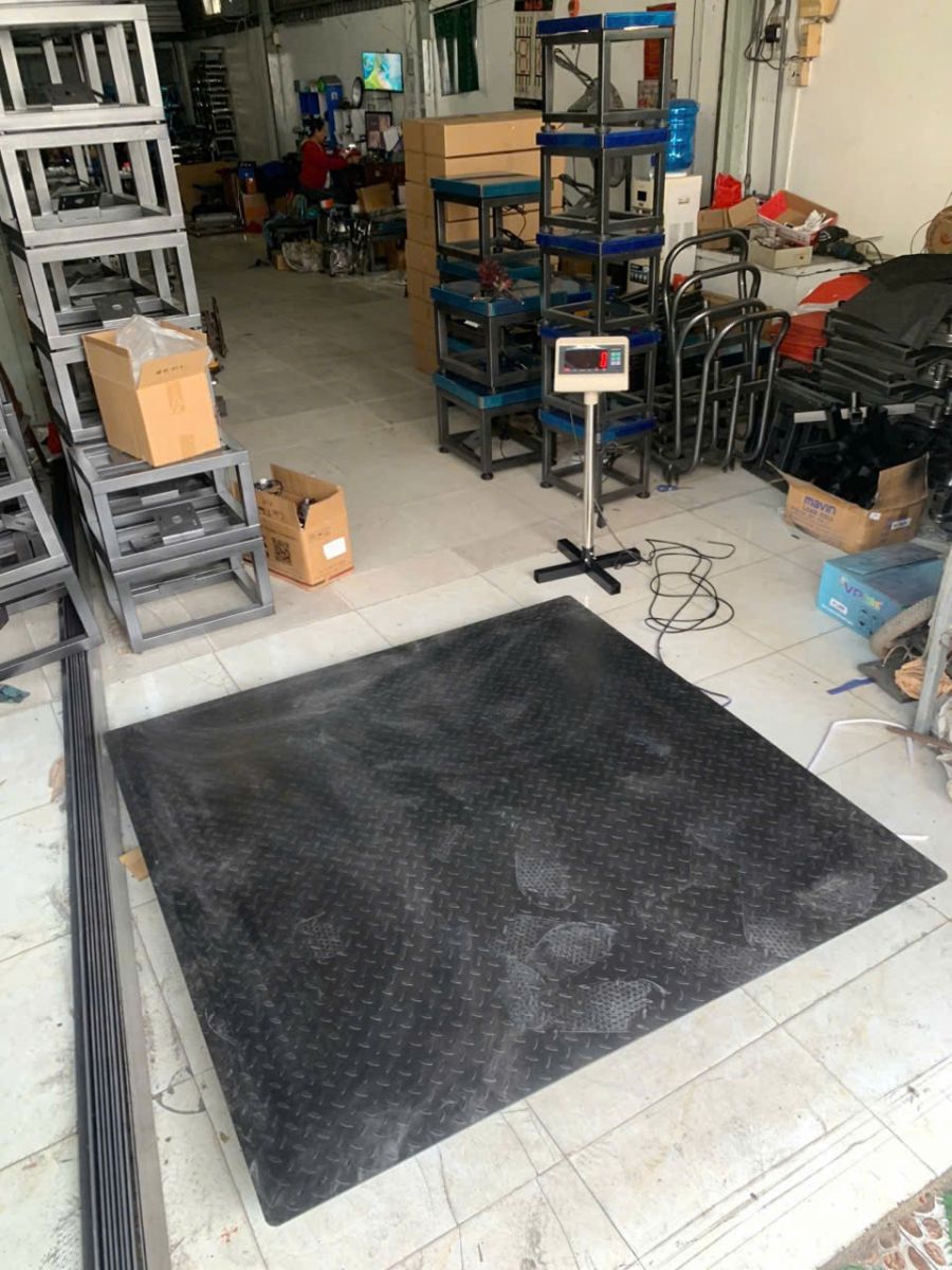 Cân sàn điện tử gắn bánh xe đẩy 1.5 tấn